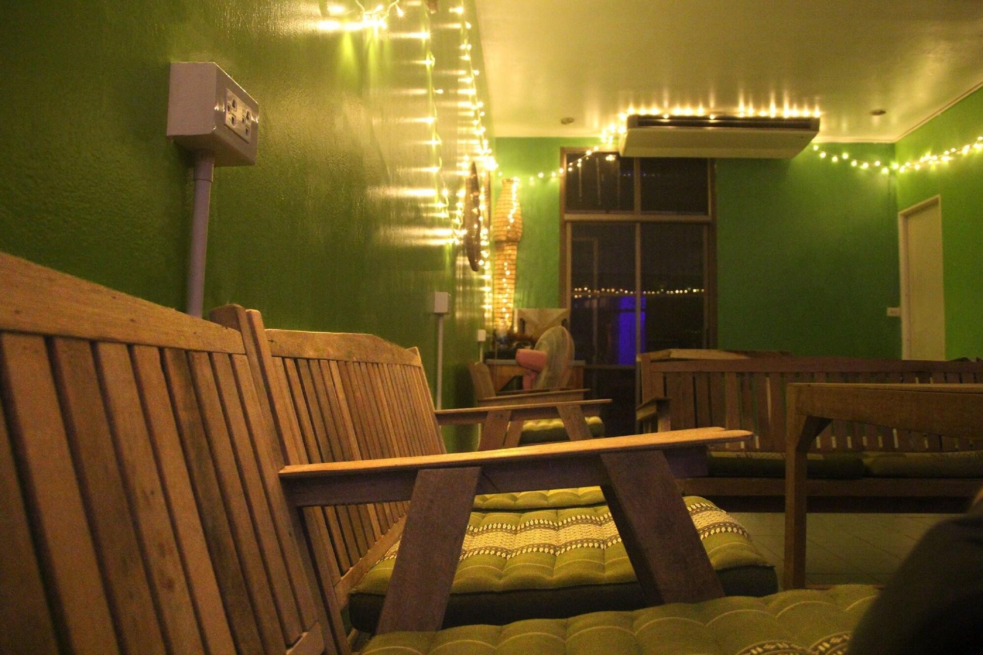 The Twins Hostel Bangkok Exterior photo