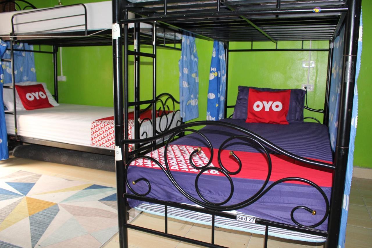 The Twins Hostel Bangkok Exterior photo