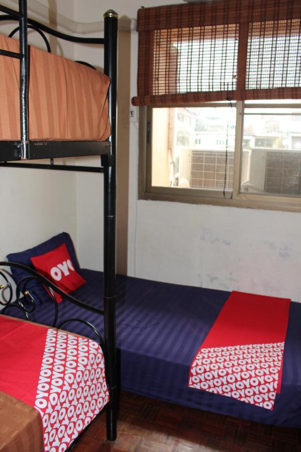 The Twins Hostel Bangkok Exterior photo