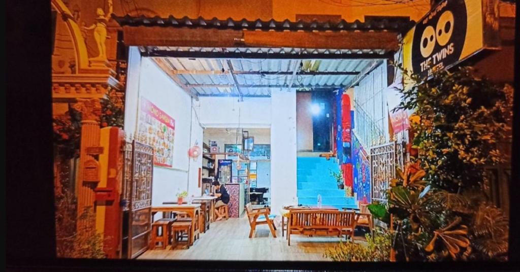 The Twins Hostel Bangkok Exterior photo