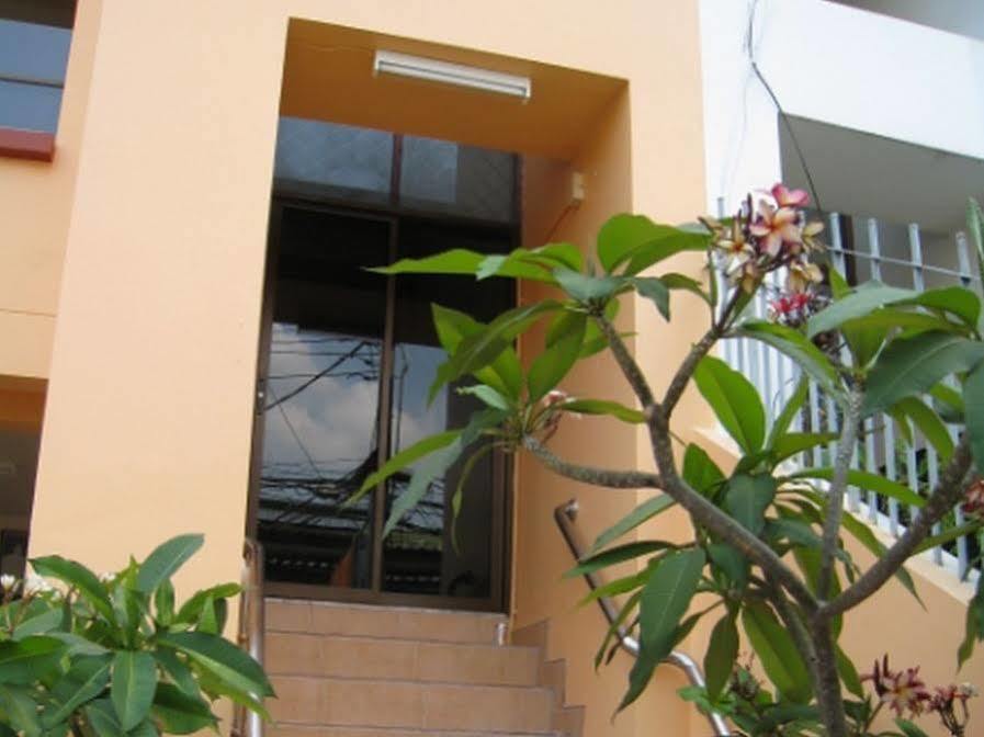 The Twins Hostel Bangkok Exterior photo